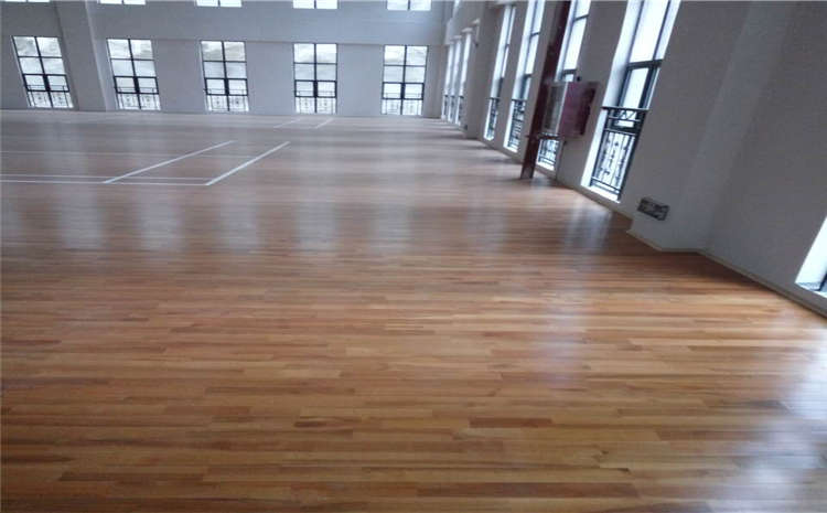 橡膠木羽毛球館木地板怎么保養?