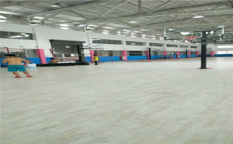羽毛球館地面如何鋪裝？