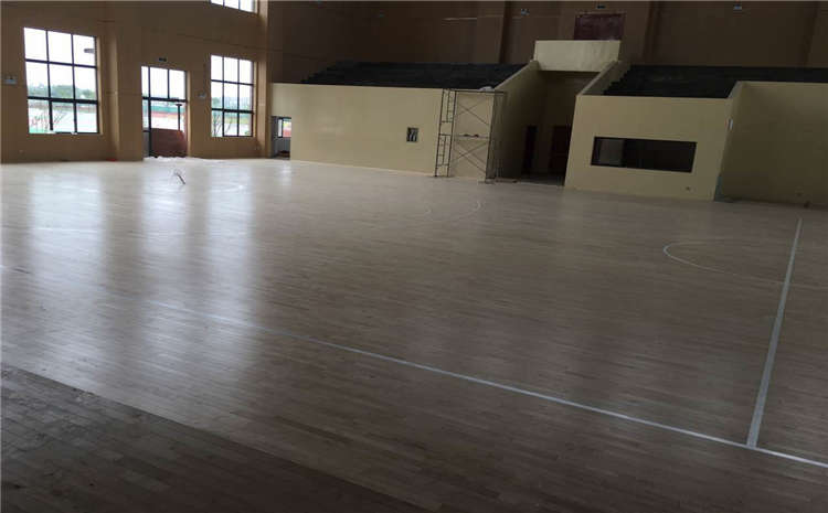 五角楓風雨操場運動地板怎么翻新?